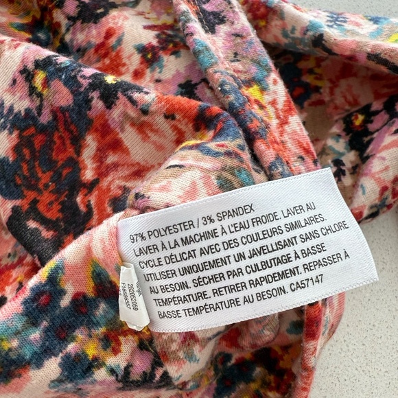 Off-Shoulder Floral Design Cropped Top - Picture 4 of 6